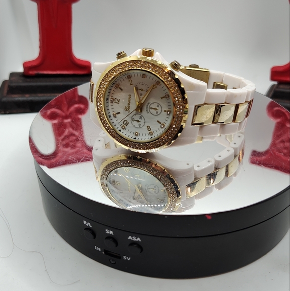 Geneva Jewelry - White Geneva watch. Runs new battery.